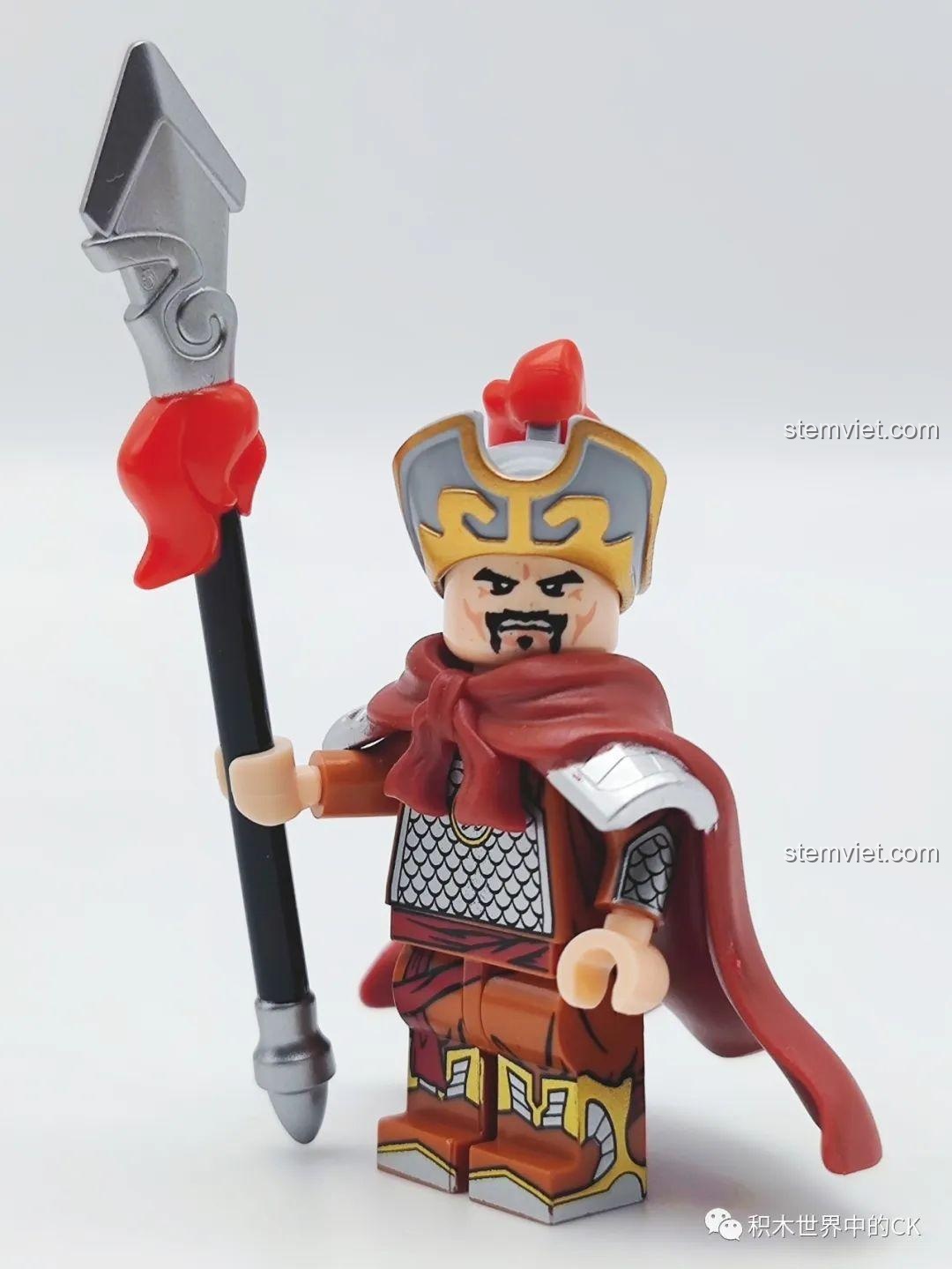 Cận cảnh khuôn mặt minifigure Lâm Xung Báo Tử Đầu Decool 10801, biểu cảm dũng mãnh và chi tiết râu.