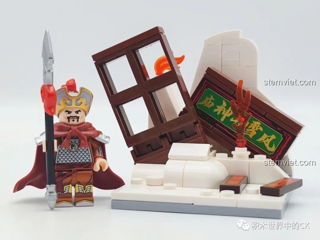 Mô hình Lâm Xung Báo Tử Đầu Decool 10801 hoàn chỉnh đứng trên đế trưng bày Phong Tuyết Sơn Thần Miếu.