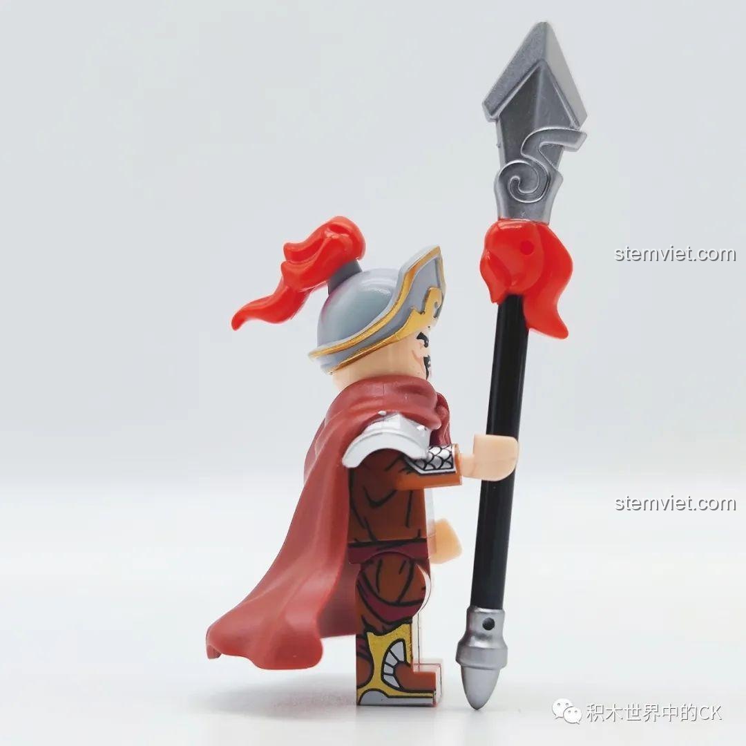 Góc nghiêng của minifigure Lâm Xung Báo Tử Đầu Decool 10801, thể hiện chi tiết trang phục và vũ khí Hoa Thương.