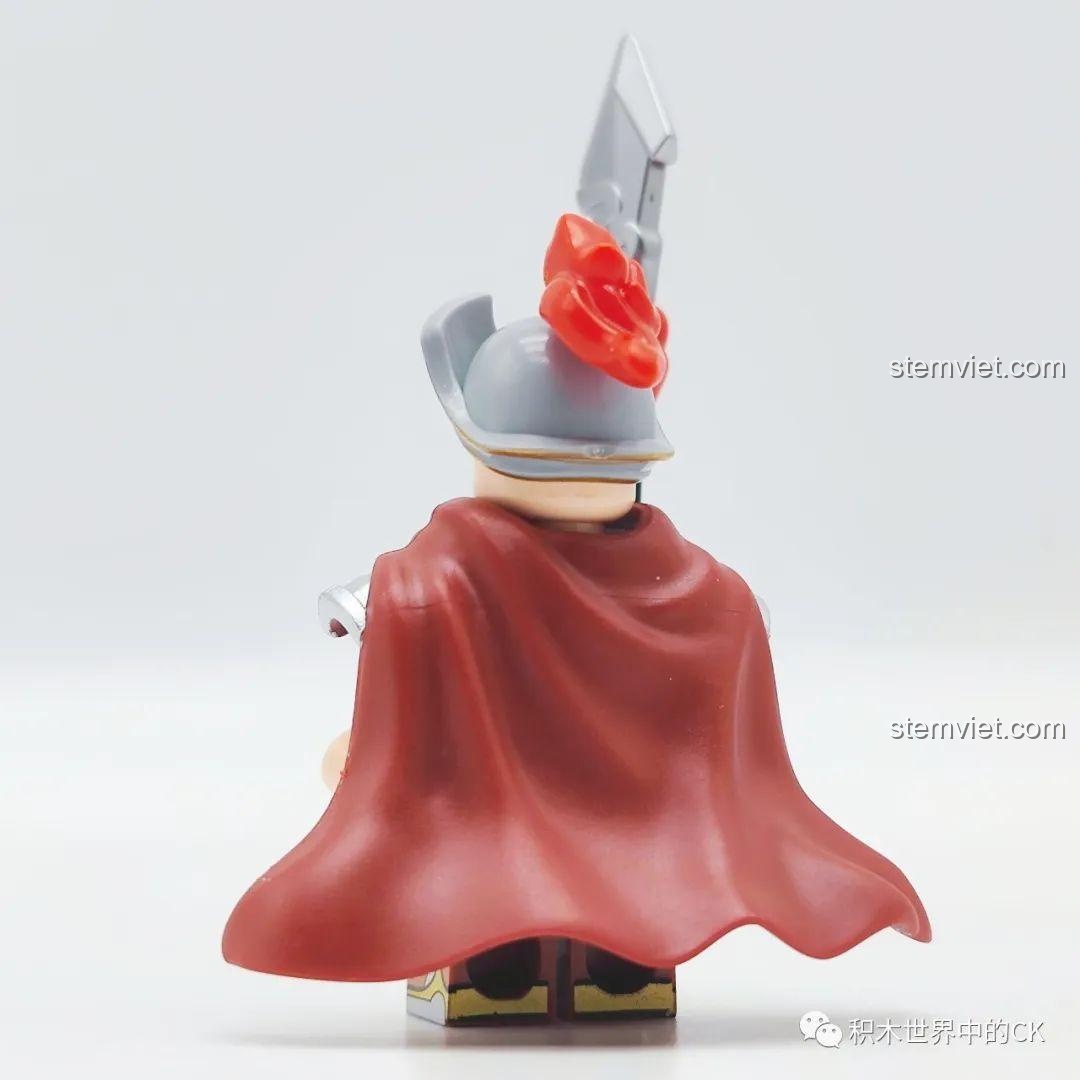 Mặt sau minifigure Lâm Xung của bộ lắp ráp Decool 10801, chi tiết áo choàng và giáp.