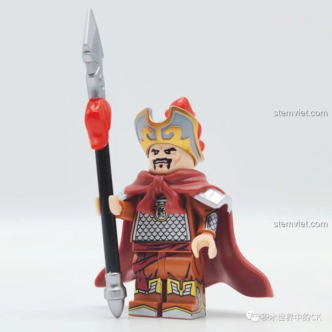 Minifigure Lâm Xung Báo Tử Đầu đã lắp ráp hoàn chỉnh từ bộ đồ chơi Decool 10801, với vũ khí Hoa Thương.