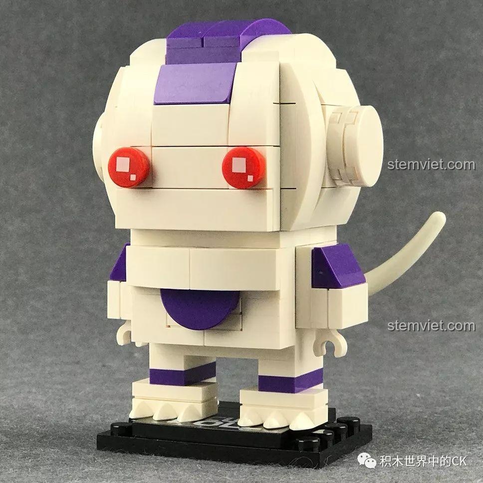 Mô hình lắp ráp Decool 6824 Frieza đã hoàn thiện, nhìn từ phía trước với đôi mắt đỏ và vẻ ngoài dễ thương.