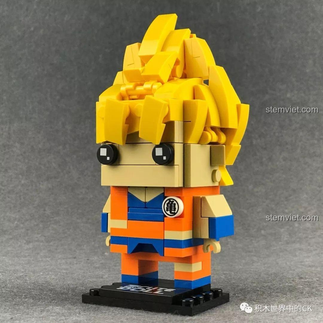 Mô hình lắp ráp Decool 6825 Saiyan (Goku) đã hoàn thiện, với mái tóc vàng Super Saiyan đặc trưng.