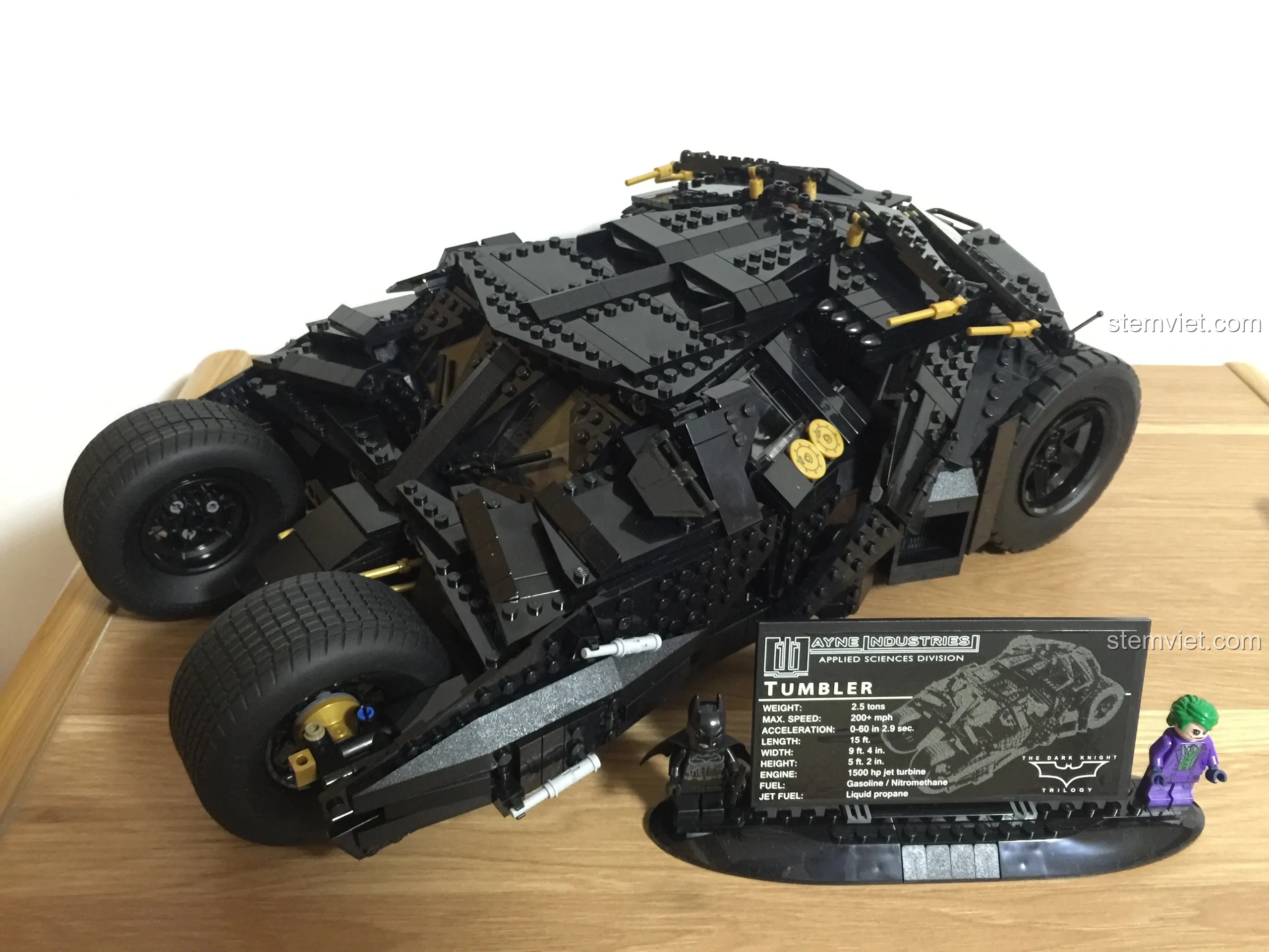 Mô hình LEGO DC Super Heroes 76023 The Tumbler siêu ngầu với hai minifigure Batman và Joker, thể hiện đam mê của người viết.