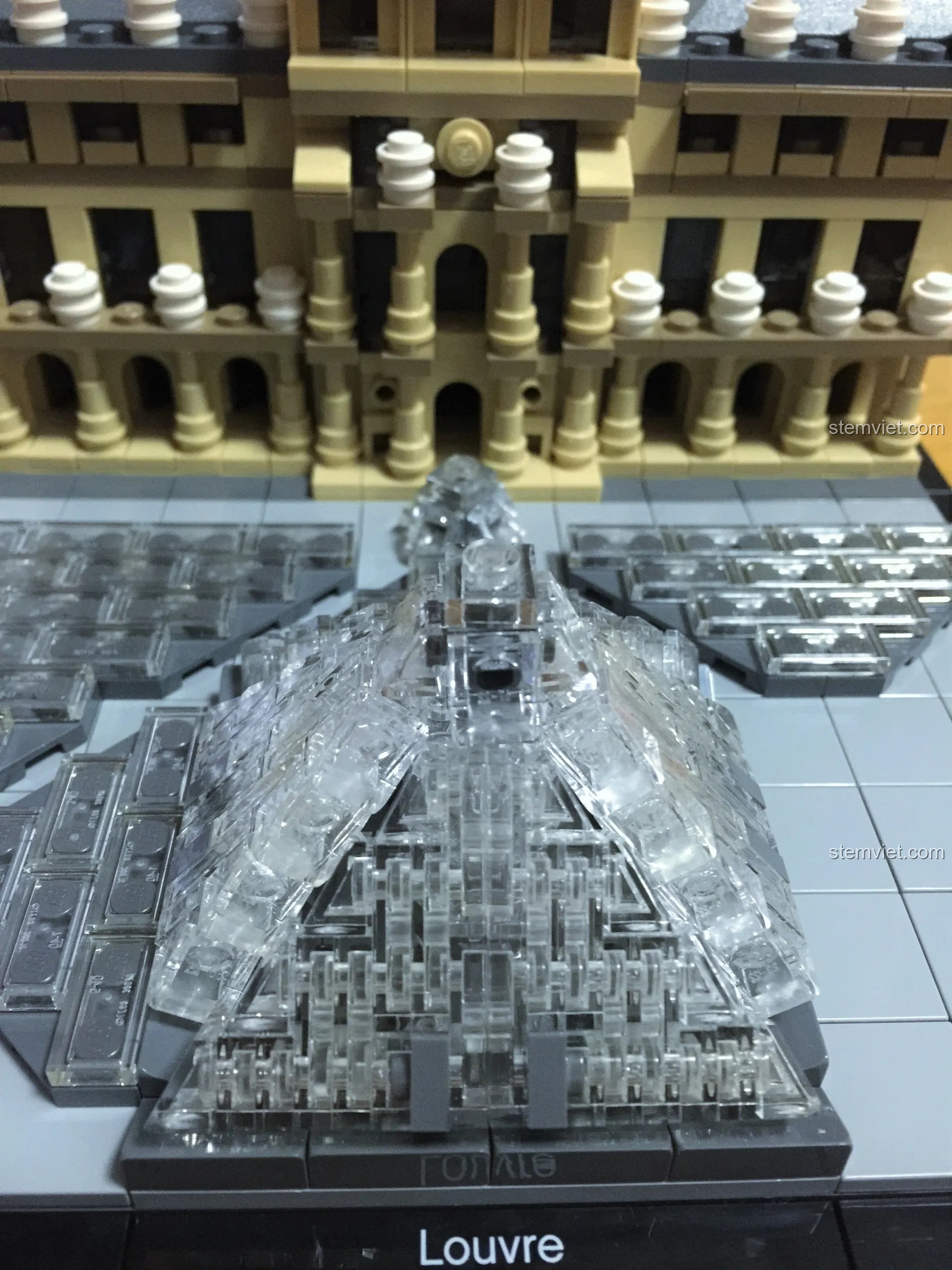 Mô hình LEGO Architecture 21024 Louvre hoàn chỉnh với kim tự tháp kính được lắp ráp đầy đủ, nhìn từ phía trước.