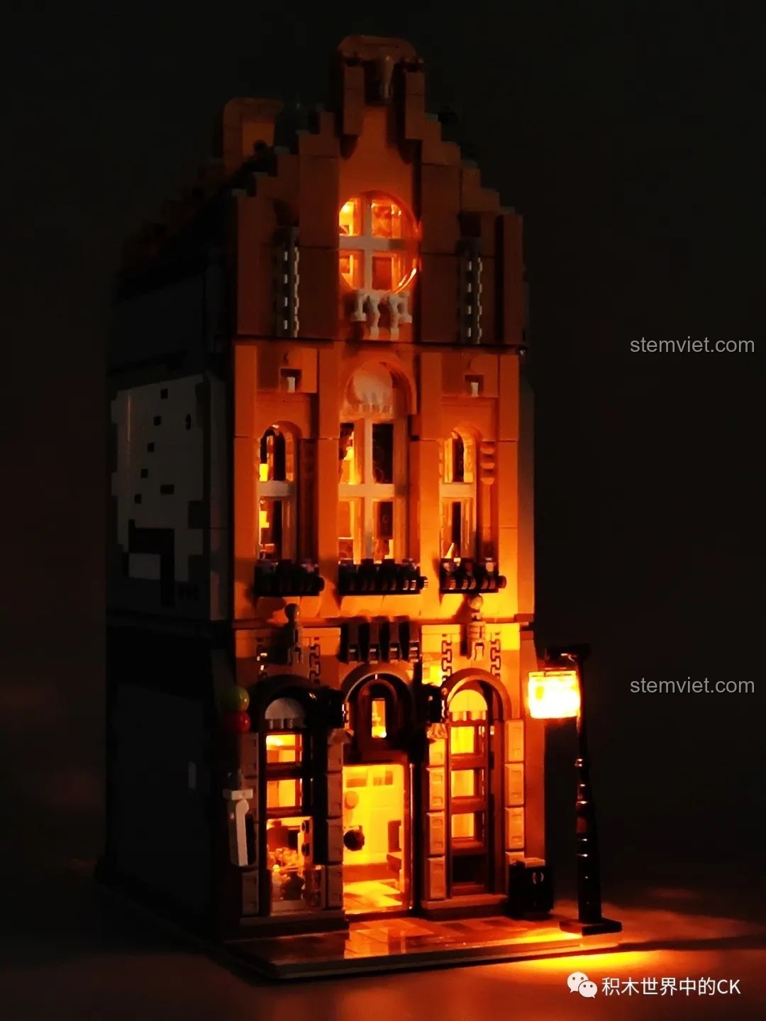 Mô hình Cửa Hàng Kem Leier 10003 được thắp sáng trong bóng tối, tạo ra một khung cảnh lung linh và ấm cúng.