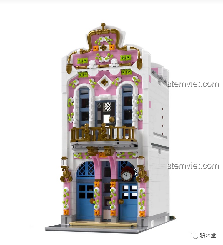 Mô hình hoàn thiện của bộ lắp ráp Creator Expert Watchmaker's House 10006/10010 với mặt tiền màu hồng và kiến trúc châu Âu cổ điển.