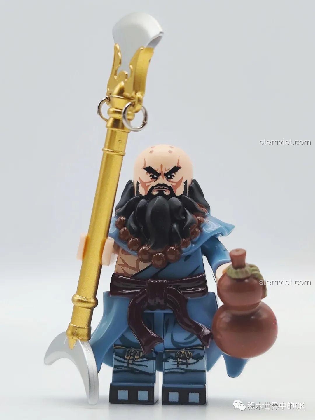 Mô hình Lỗ Trí Thâm Decool 10803 hoàn chỉnh đứng trên đế trưng bày cổng chùa Đại Tướng Quốc Tự.