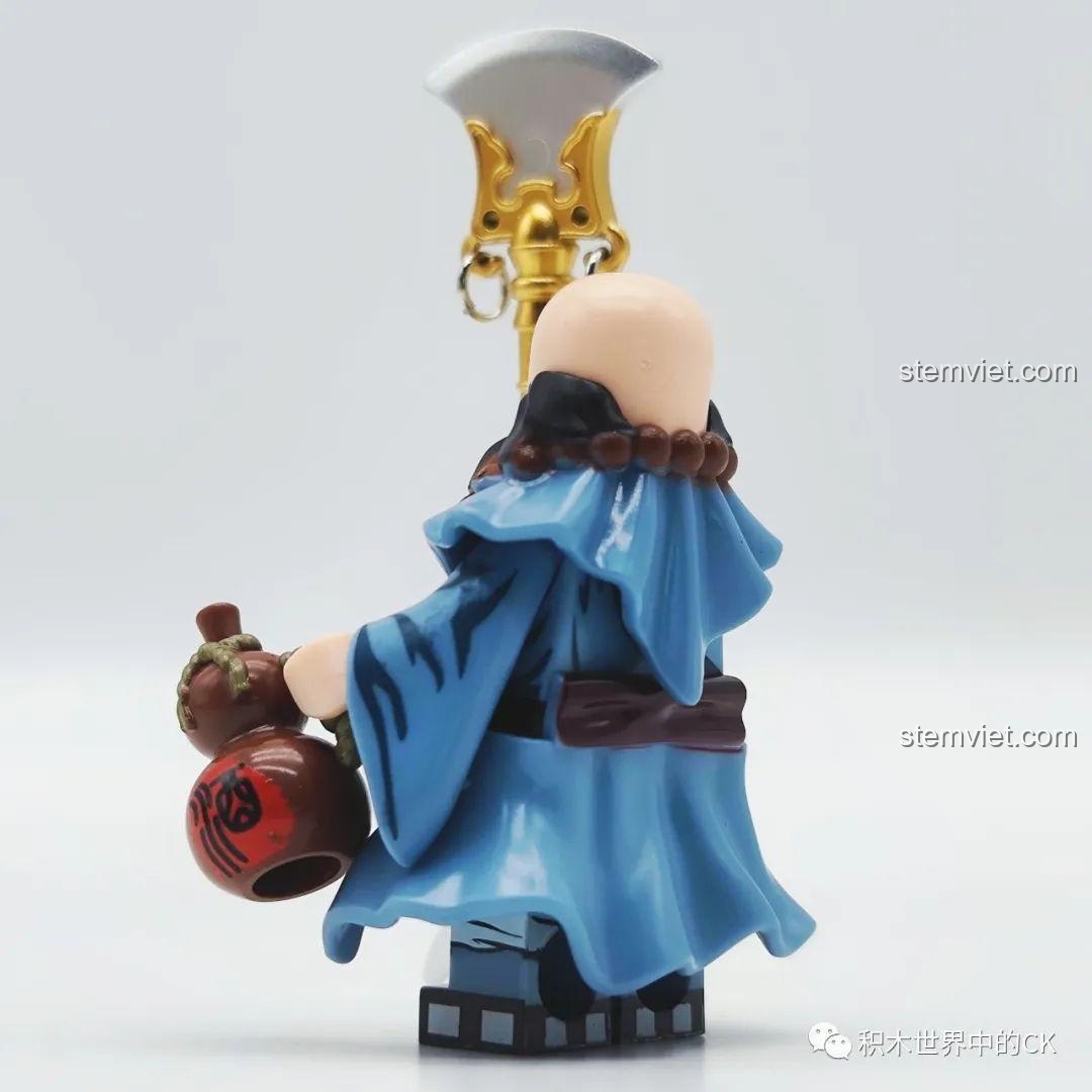 Góc nghiêng của minifigure Lỗ Trí Thâm Decool 10803, thể hiện chi tiết vũ khí Thiền Trượng và bầu rượu.