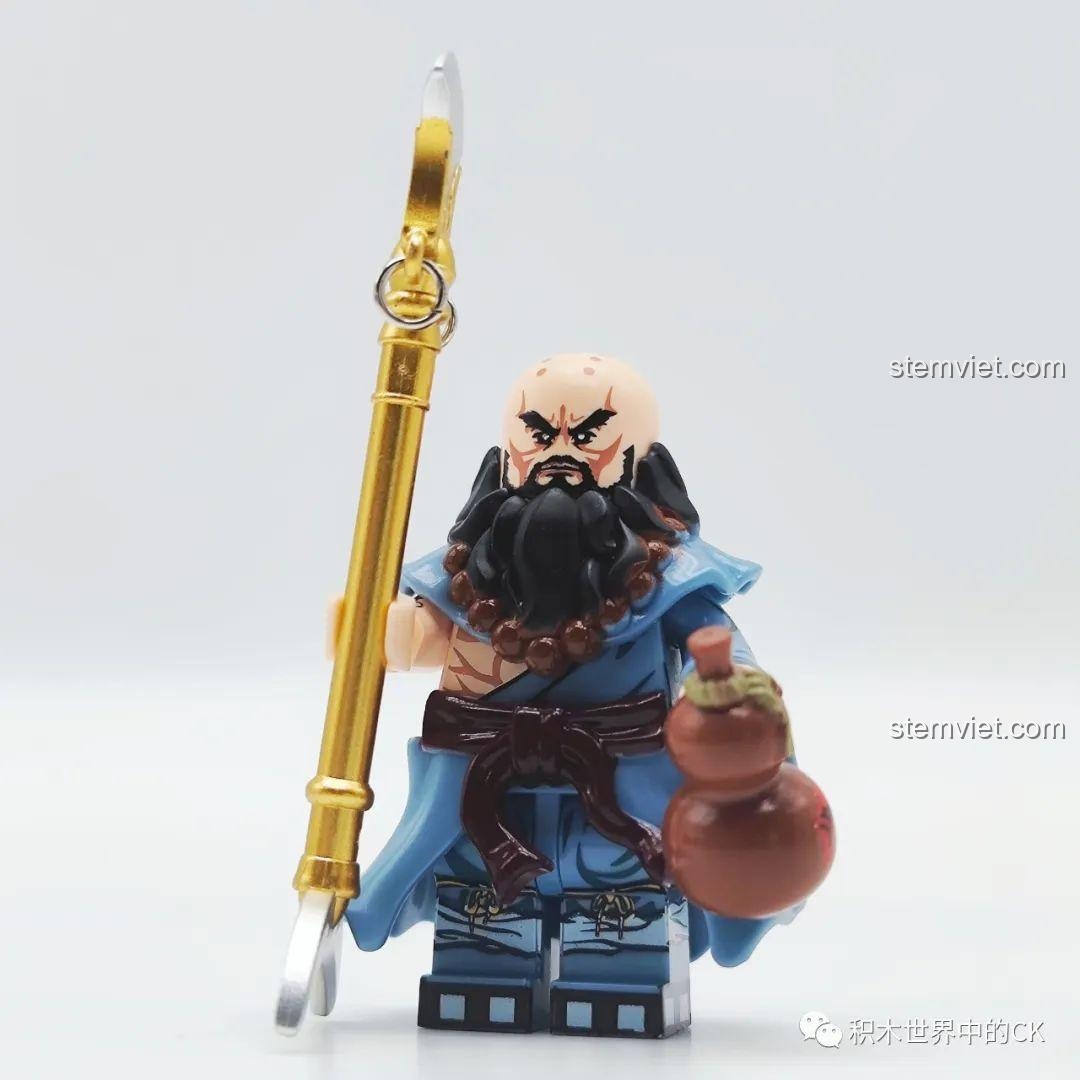 Mặt sau minifigure Lỗ Trí Thâm của bộ lắp ráp Decool 10803, chi tiết áo choàng và hình xăm.