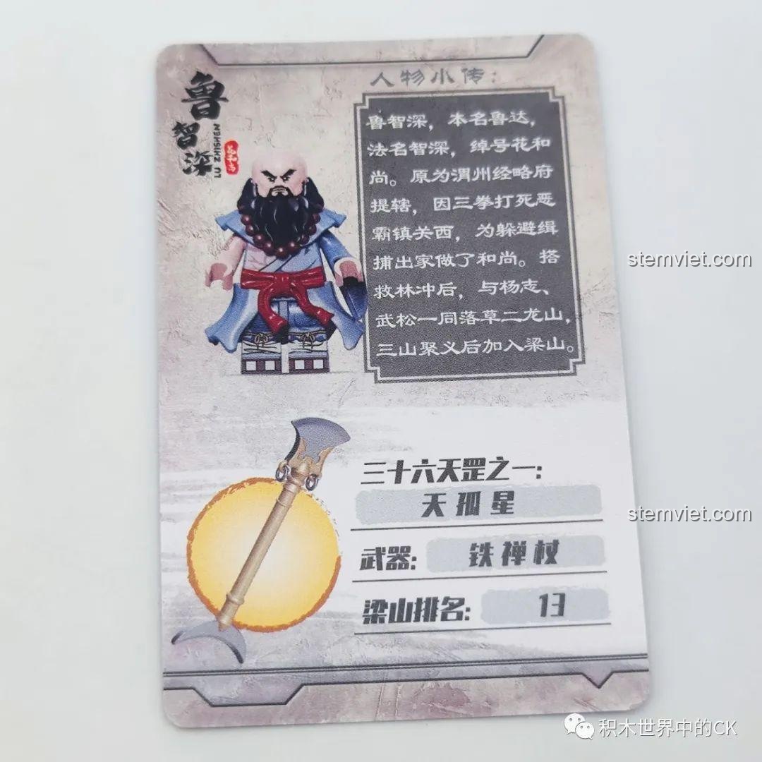 Minifigure Lỗ Trí Thâm Hoa Hòa Thượng đã lắp ráp hoàn chỉnh từ bộ đồ chơi Decool 10803, với chuỗi hạt, bầu rượu và Thiền Trượng.