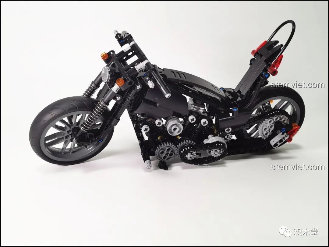 Mô hình Lucky Star 50024 hoàn thiện trước khi dán sticker, để lộ kết cấu cơ khí.