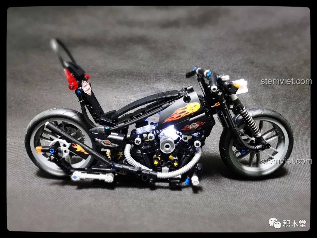 Mô hình Lucky Star 50024 được trang bị thêm đèn LED (không đi kèm) để tăng hiệu ứng.