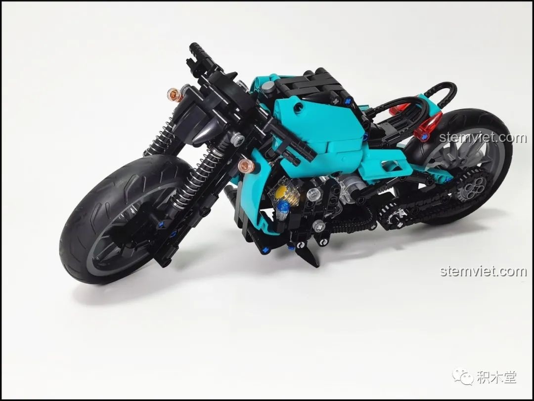 Mô hình Lucky Star 50025 Mô tô Cafe Racer đã hoàn thành phần lắp ráp, chuẩn bị cho công đoạn dán decal trang trí cuối cùng.