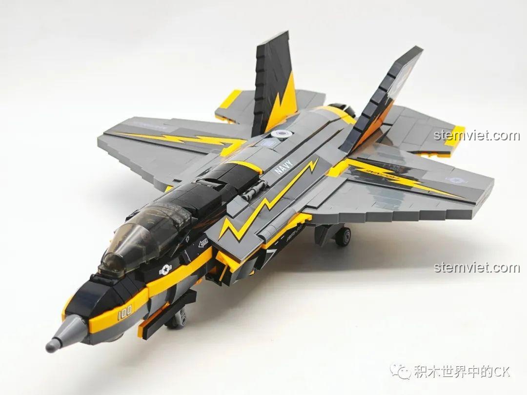 Mô hình đồ chơi mô hình Máy bay quân sự F-35B JIESTAR với càng đáp được hạ xuống, sẵn sàng để trưng bày trên mặt phẳng.