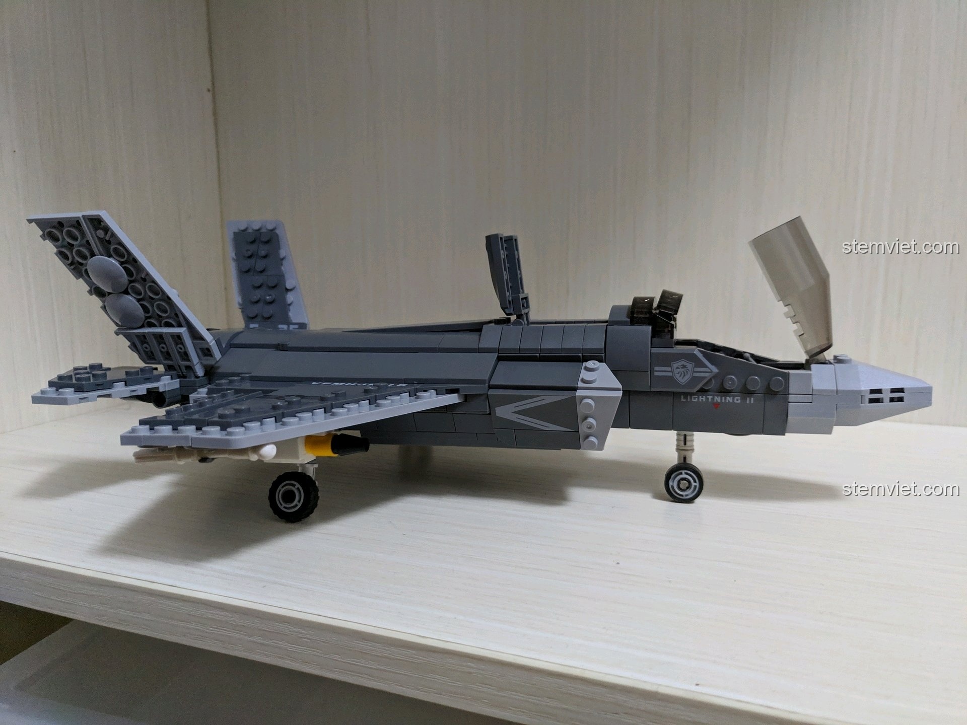 Mô hình F-35B cất hạ cánh thẳng đứng XB-06026 với buồng lái và khoang vũ khí có thể mở ra.