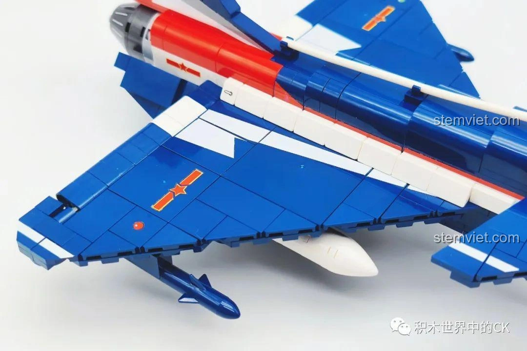 Cận cảnh bánh xe hạ cánh của mô hình Máy Bay Biểu Diễn J-10 SEMBO 202188, có thể gập gọn vào thân.