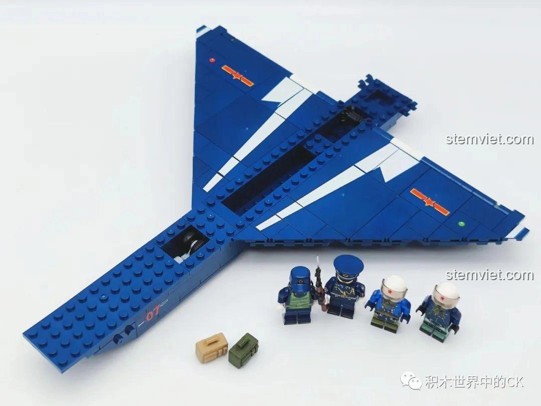 Khung máy bay và các minifigures đầu tiên của bộ lắp ráp Máy Bay Biểu Diễn J-10 SEMBO 202188, bắt đầu quá trình lắp.