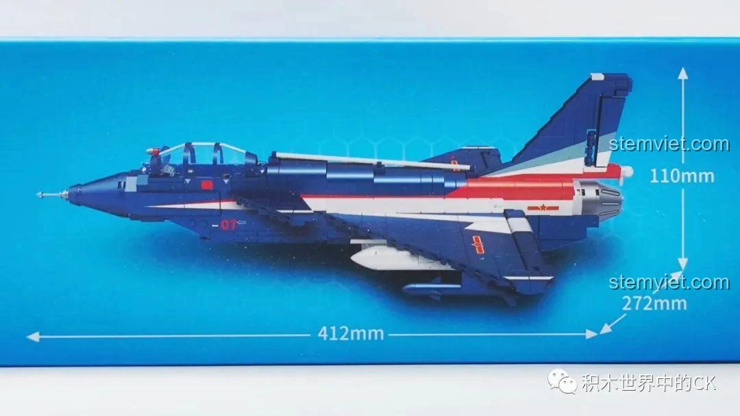 Kích thước chi tiết của mô hình Máy Bay Biểu Diễn J-10 SEMBO 202188 được in trên hộp, giúp hình dung rõ hơn về sản phẩm.