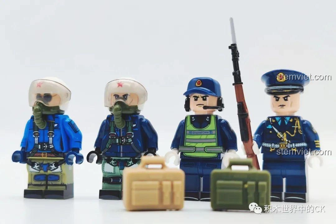 Bốn minifigures phi công và nhân viên mặt đất cùng các phụ kiện nhỏ đi kèm của bộ lắp ráp Máy Bay Biểu Diễn J-10 SEMBO 202188.