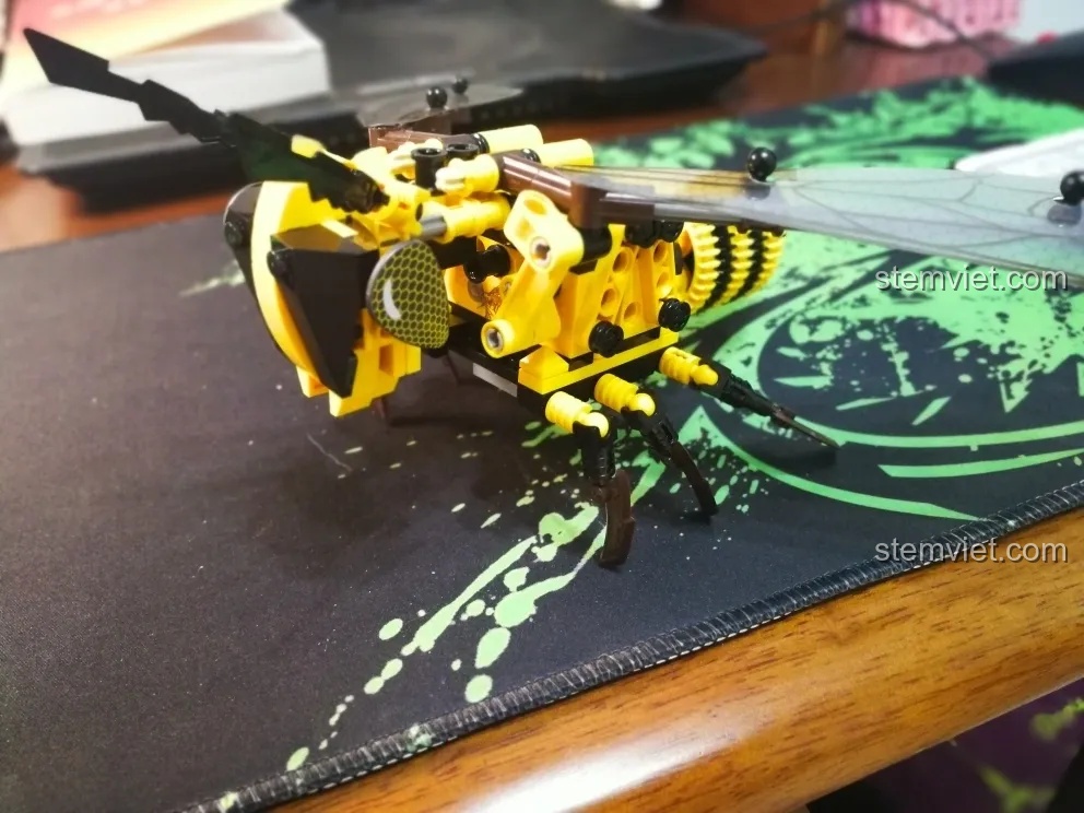 Mô hình ong máy Sembo hoàn thiện được đặt trên bàn, khoe trọn bộ cánh và các chi tiết cơ khí.