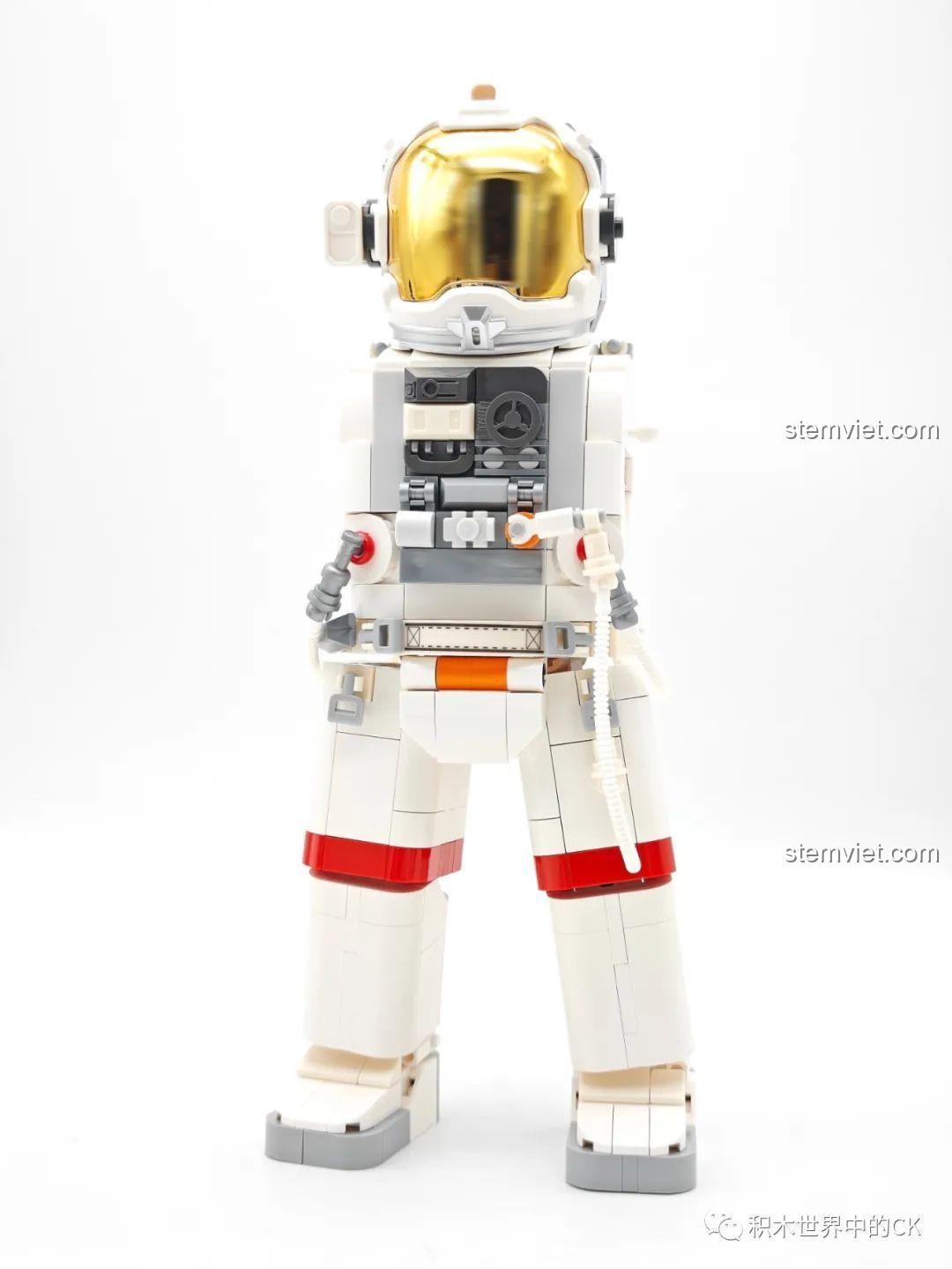 Mô hình Phi hành gia SEMBO 107103 đã hoàn thành phần thân và chân, sẵn sàng để lắp các bộ phận còn lại.