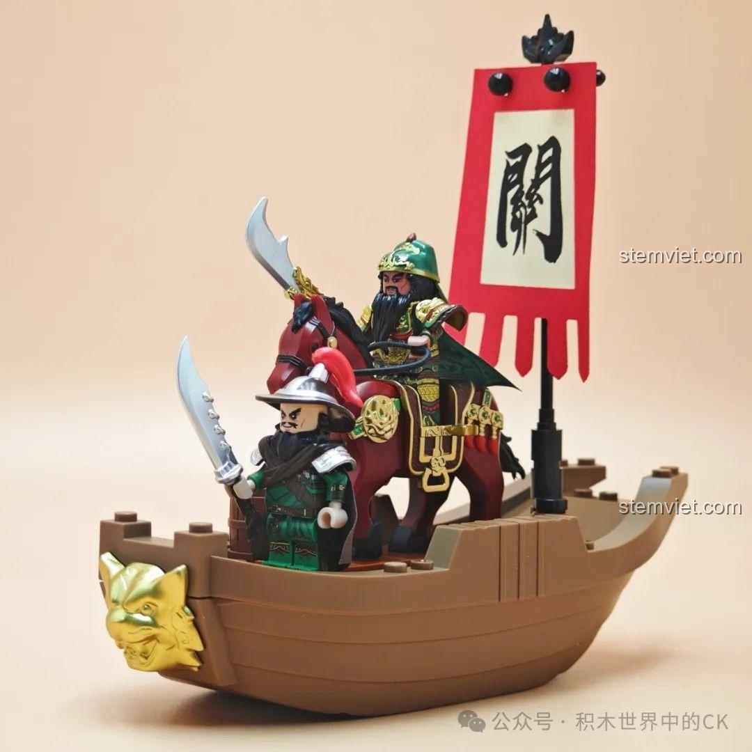 Toàn cảnh mô hình Quan Vũ và thuyền chiến 20802 hoàn chỉnh, với Quan Vũ, Chu Thương và ngựa Xích Thố trên thuyền.