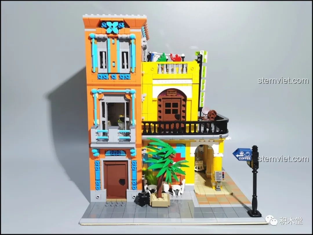 Mô hình RAEL 10002 Quán Cà Phê Havana hoàn chỉnh nhìn từ phía trước, cao 30cm, dài 25cm và rộng 25cm.