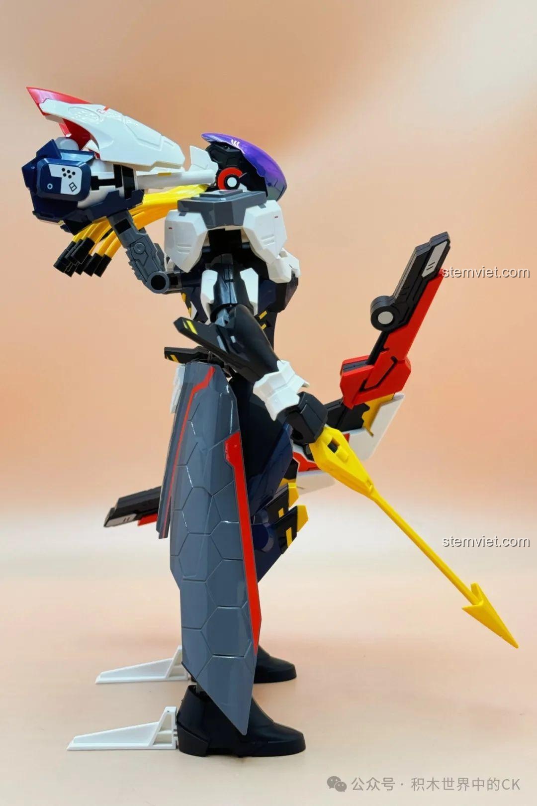 Mô hình robot Hậu Nghệ Keeppley 78013 trong tư thế sẵn sàng chiến đấu, cầm cung tên năng lượng.