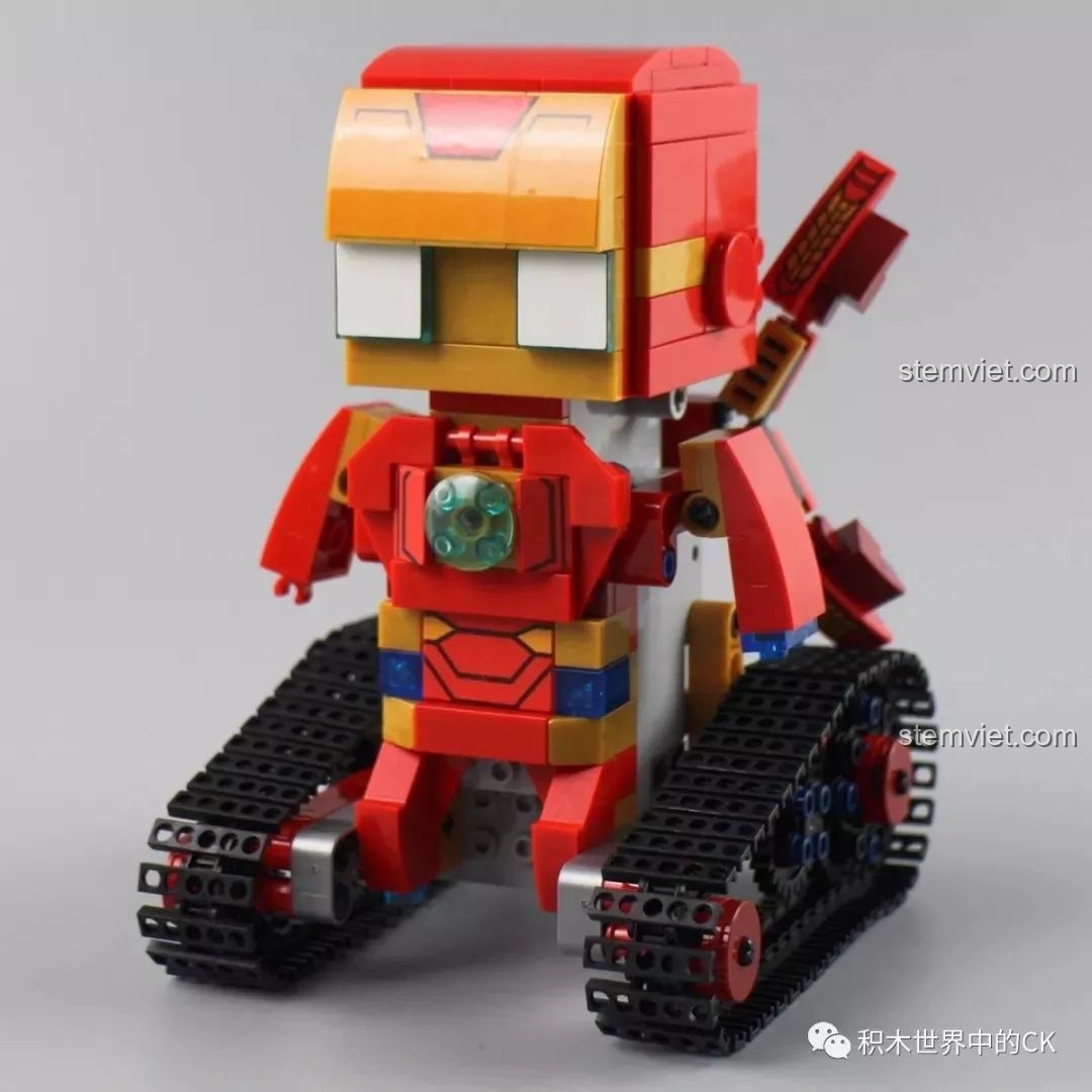 Mô hình Robot Người Sắt Iron Man 13038 hoàn chỉnh với bộ bánh xích và các chi tiết trang trí.