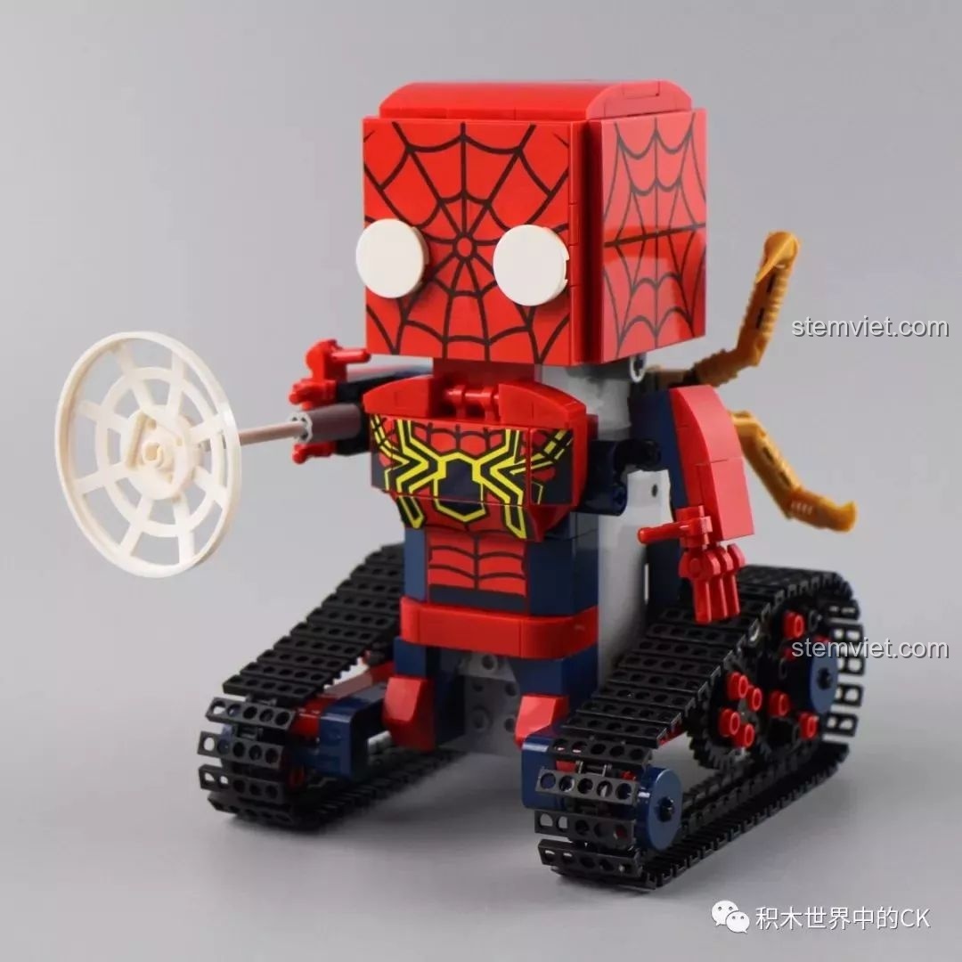 Mô hình Robot Spider-Man 13039 hoàn chỉnh với khiên tơ và các càng máy móc sau lưng.