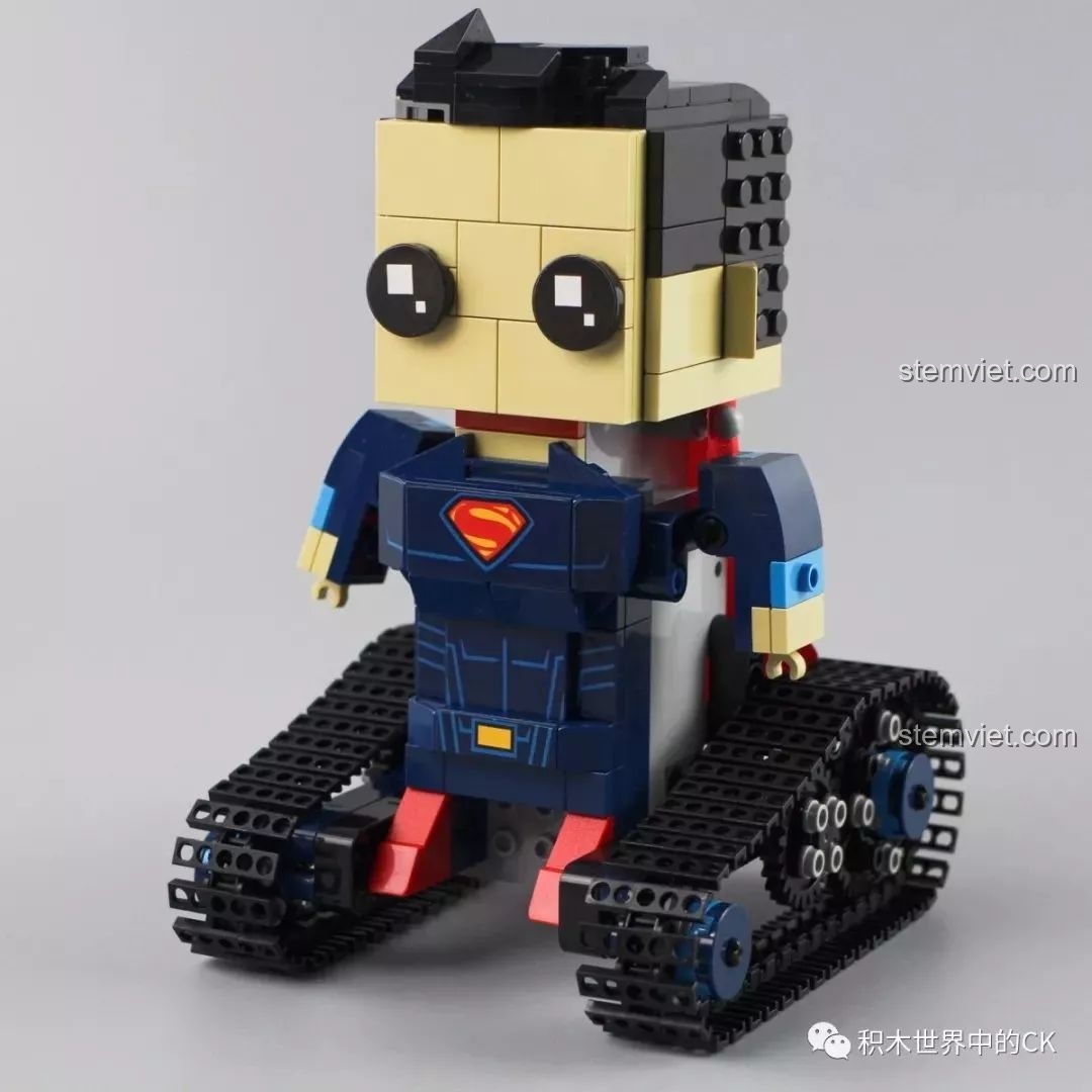 Mô hình Robot Superman 13040 hoàn chỉnh với bộ bánh xích và áo choàng vải màu đỏ.
