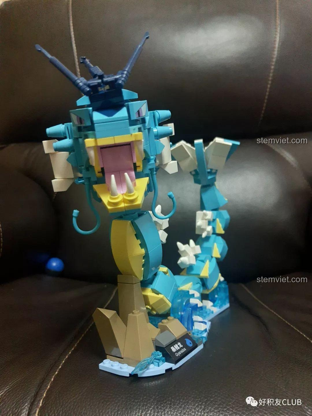 Mô hình Rồng nước Gyarados B0110 hoàn chỉnh được trưng bày trên đế, thể hiện tư thế tấn công mạnh mẽ.