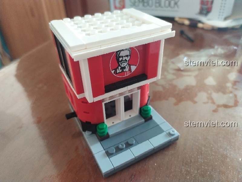 Mô hình Sembo 6010 Mô hình KFC hoàn thiện với sticker logo và mái nhà màu trắng.