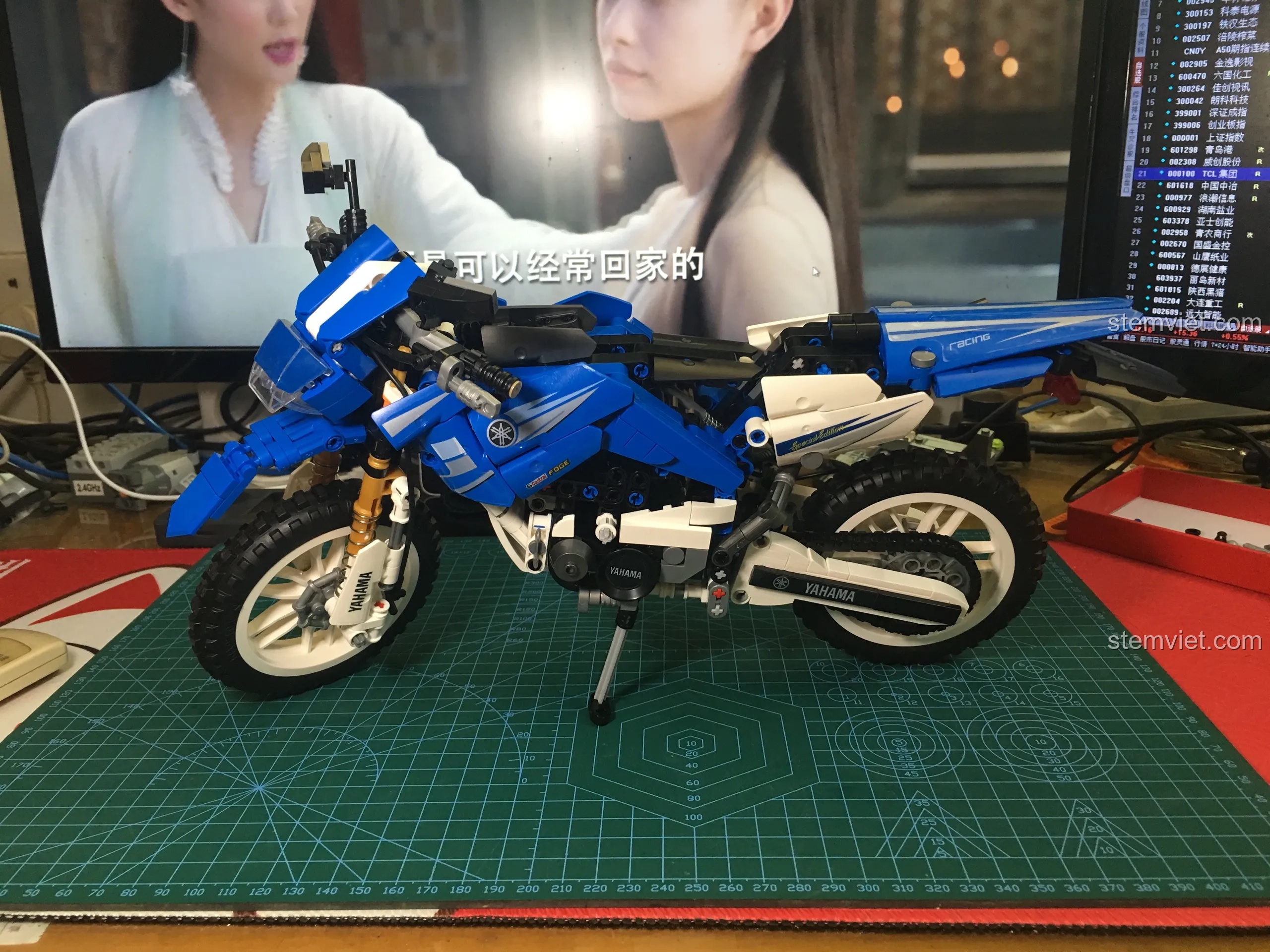 Mô hình xe máy Sembo 701702 hoàn thiện nhìn từ bên phải, khoe trọn bộ khung và động cơ phức tạp.