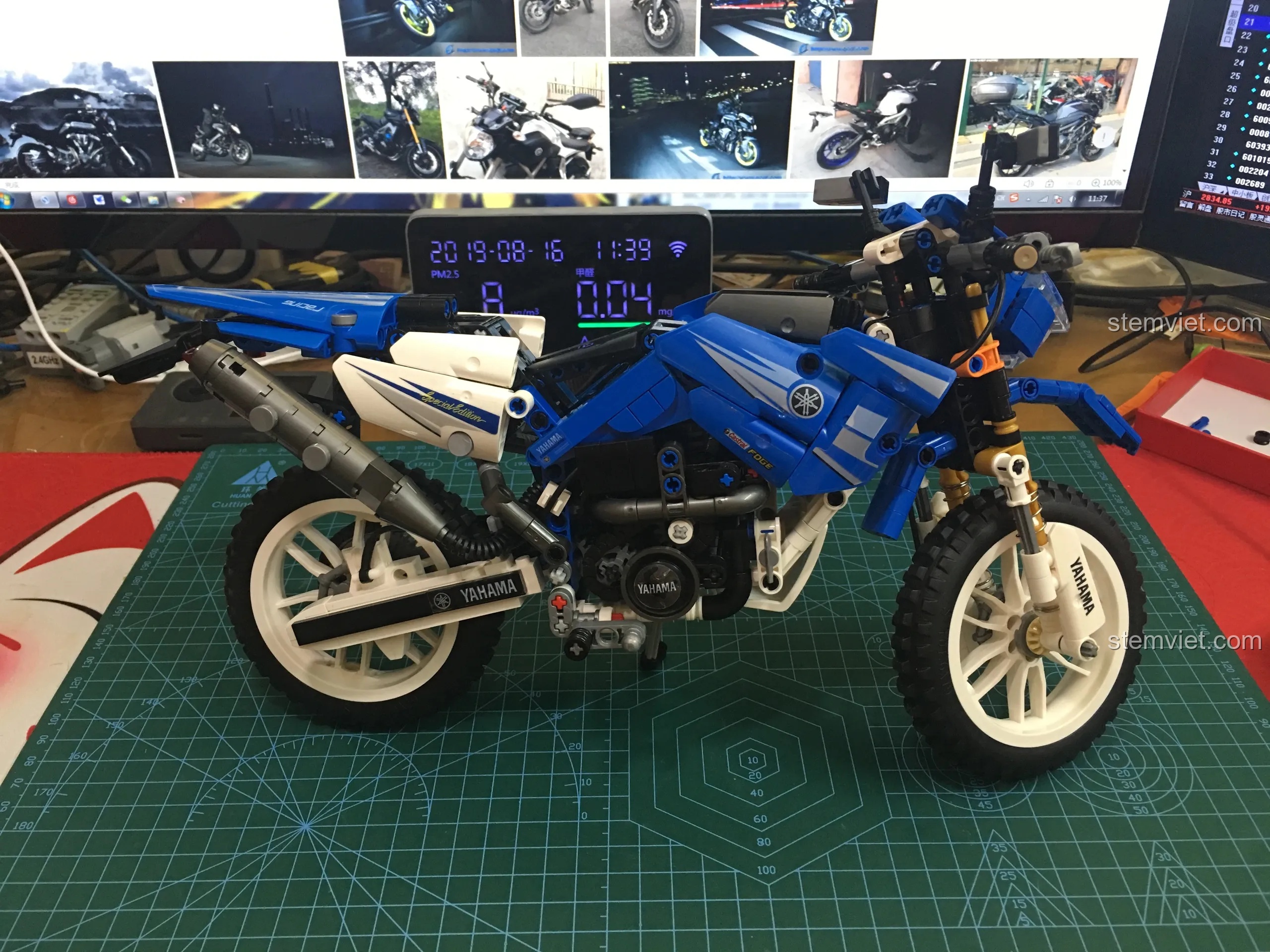 Mô hình xe máy Sembo 701702 hoàn thiện nhìn từ bên trái, nổi bật với ống xả và hệ thống truyền động xích.