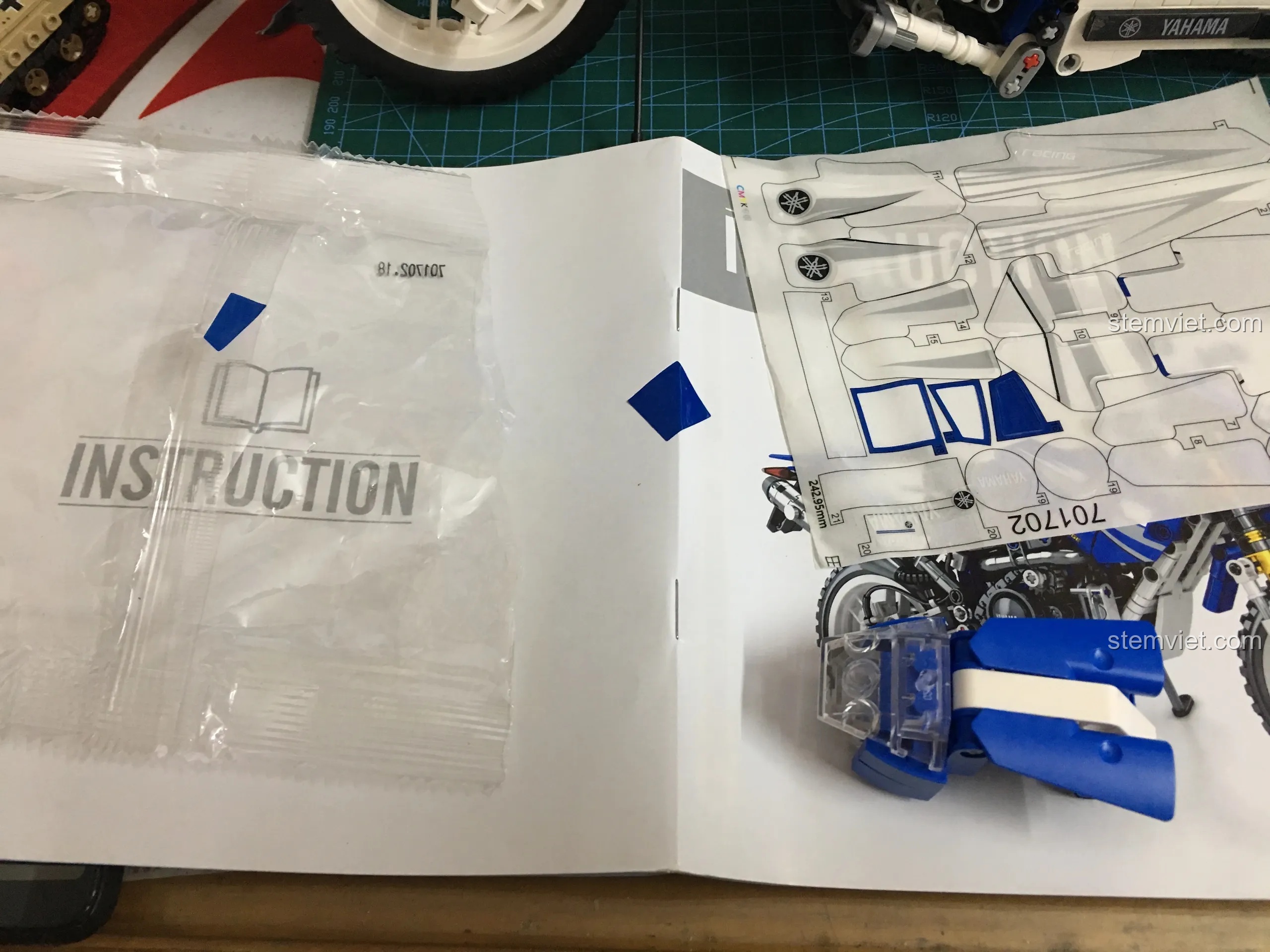 Mô hình xe máy Sembo 701702 sau khi lắp xong hai bánh xe, trông giống như một chiếc xe đạp.