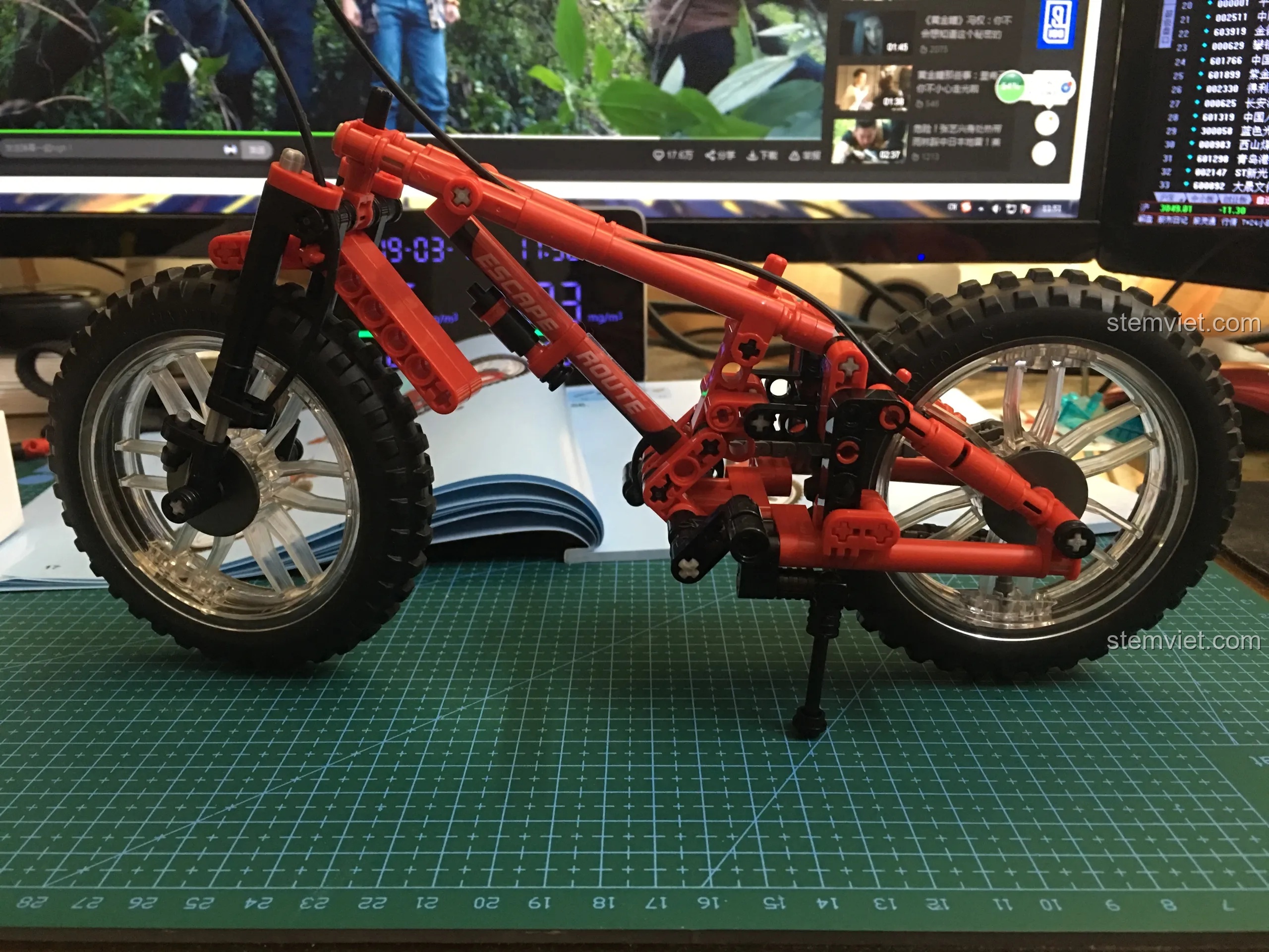 Mô hình xe đạp địa hình Sembo 703302 gần hoàn thiện, đứng vững trên chân chống, sẵn sàng để trưng bày.