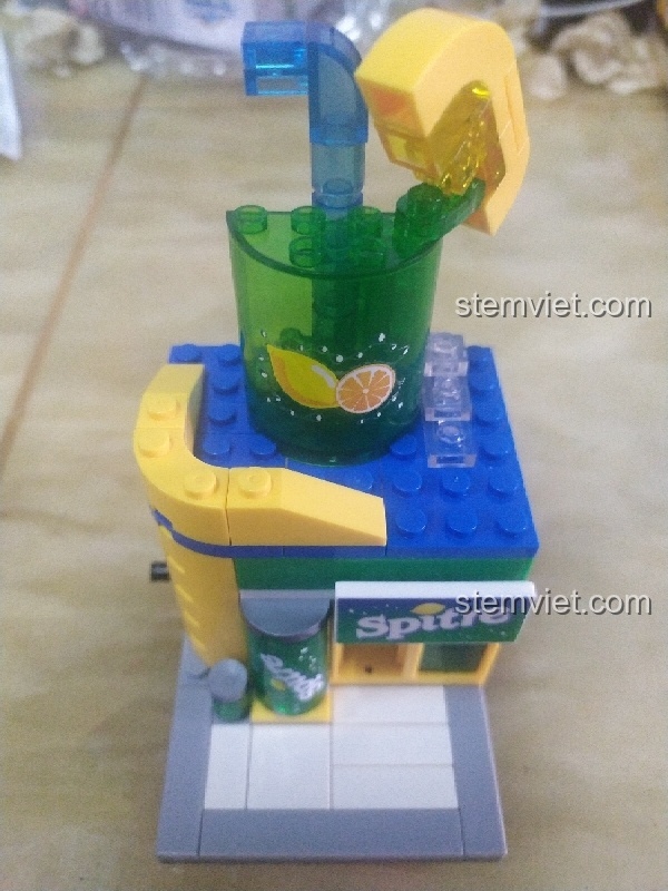 Mô hình Sembo Block SD6053 cửa hàng Sprite đã hoàn thiện, nổi bật với thiết kế hình ly nước trên mái nhà.