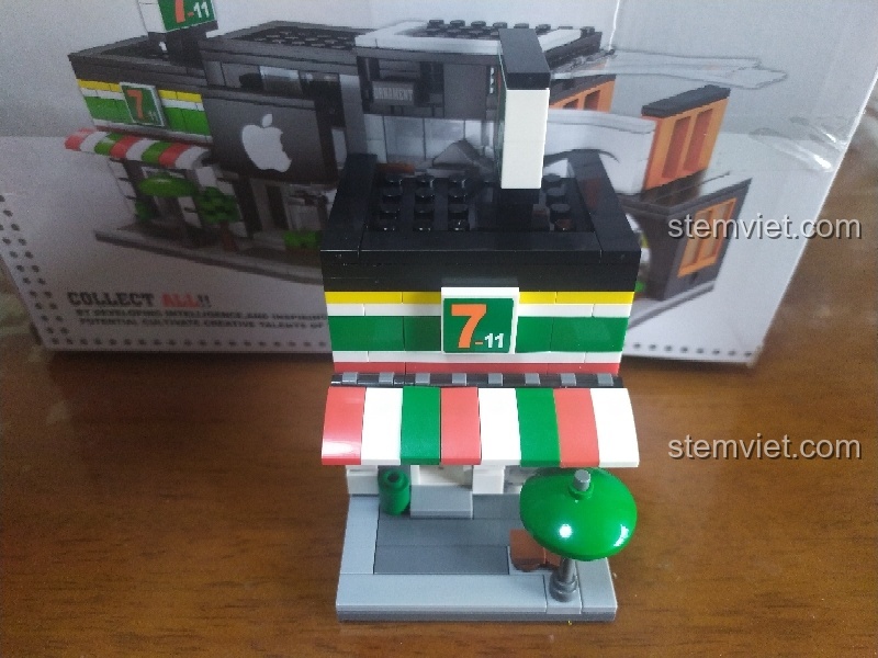Mô hình Sembo SD6014 Cửa hàng tiện lợi Holiday Street hoàn chỉnh với logo lớn trên nóc, sẵn sàng để trưng bày.
