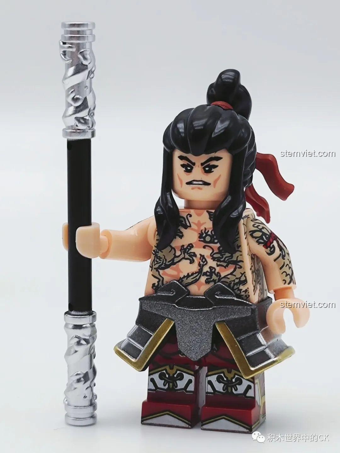 Cận cảnh khuôn mặt minifigure Sử Tiến Decool 10802, biểu cảm mạnh mẽ và chi tiết râu.