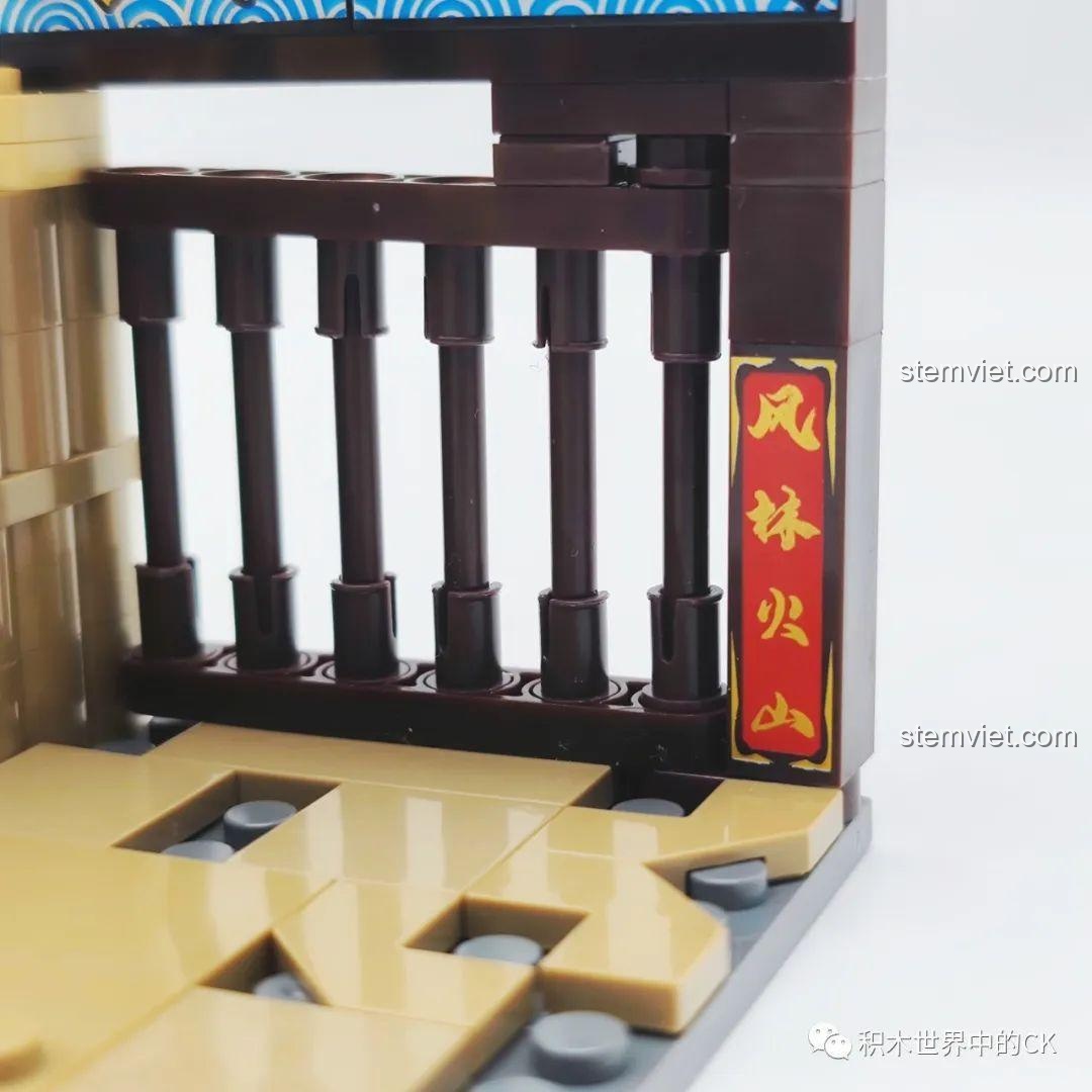 Mô hình Sử Tiến Decool 10802 hoàn chỉnh đứng trên đế trưng bày cổng làng Sử Gia Thôn.