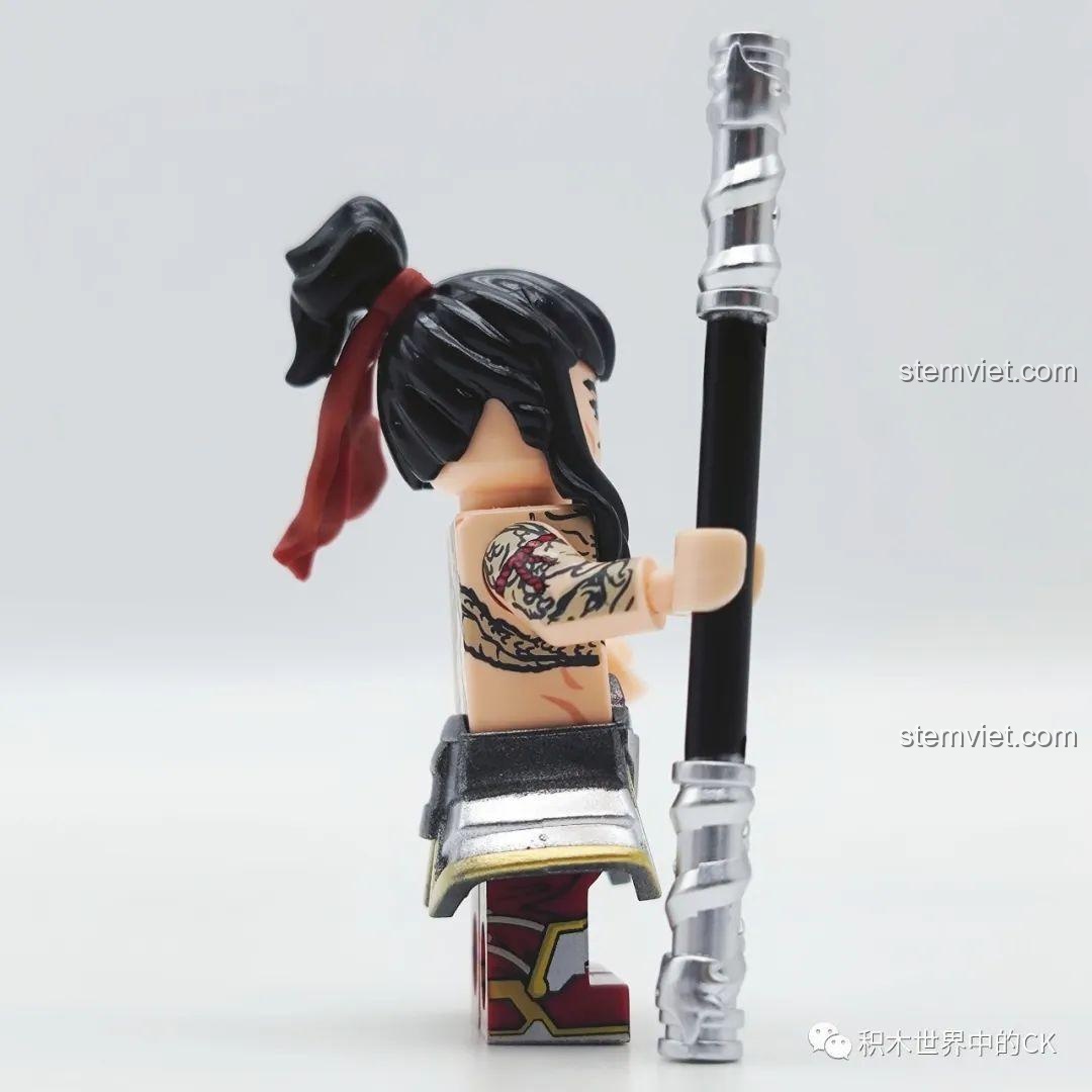 Góc nghiêng của minifigure Sử Tiến Decool 10802, thể hiện chi tiết hình xăm và vũ khí Thanh Long Côn.