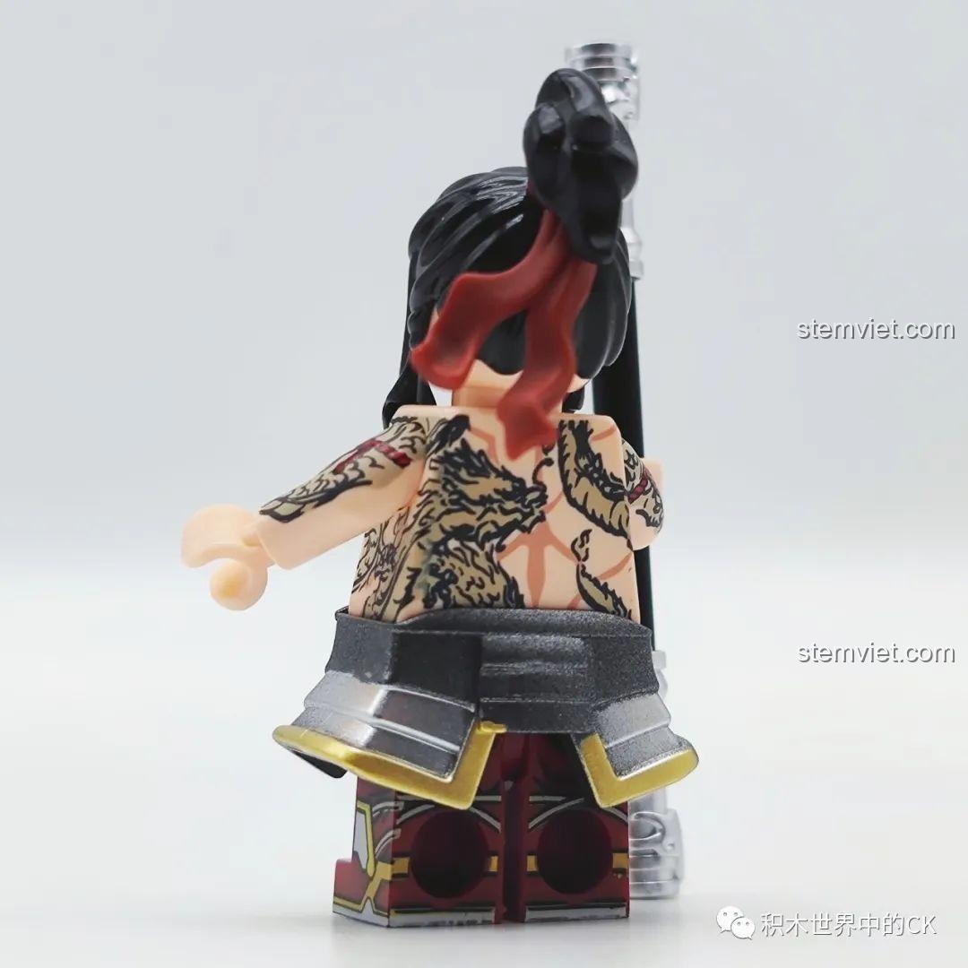 Mặt sau minifigure Sử Tiến của bộ lắp ráp Decool 10802, chi tiết hình xăm rồng kéo dài đến lưng.