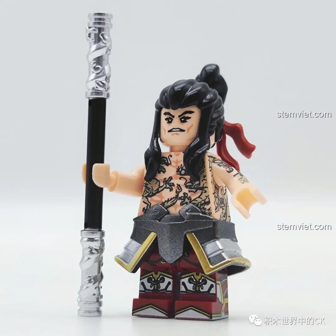 Minifigure Sử Tiến Cửu Văn Long đã lắp ráp hoàn chỉnh từ bộ đồ chơi Decool 10802, với hình xăm rồng và vũ khí Thanh Long Côn.
