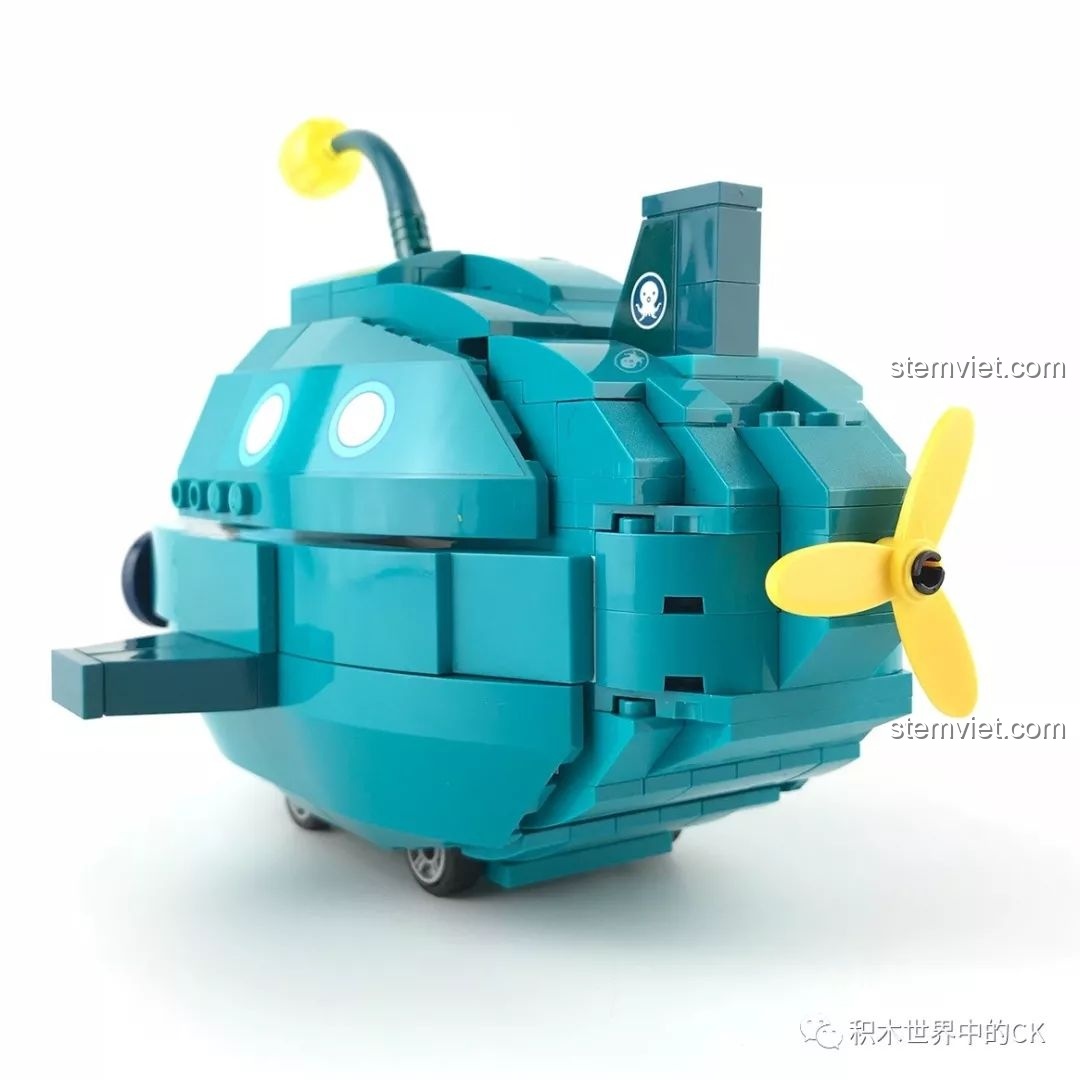 Góc nhìn từ phía sau của bộ đồ chơi mô hình Tàu của Đội Cứu Hộ Đại Dương cho con trai trên 6 tuổi.