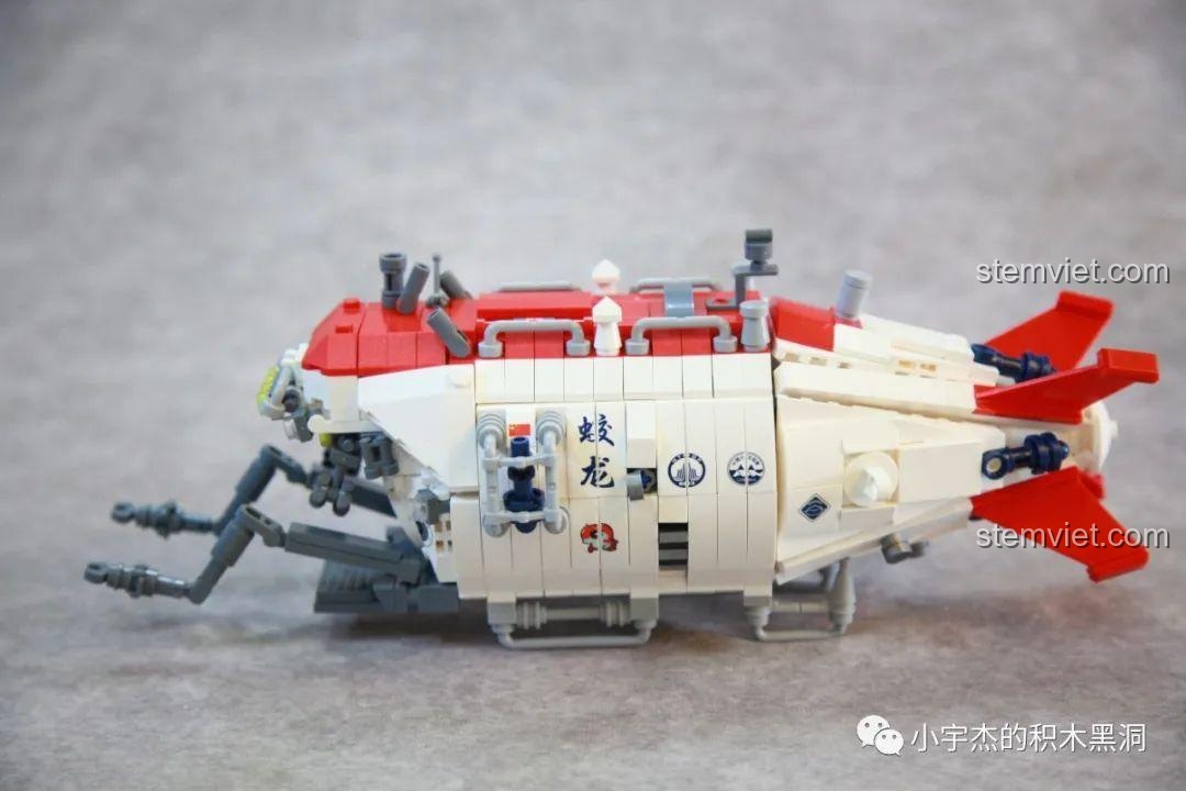 Mô hình tàu lặn Giao Long số 1 PanlosBrick 688009 hoàn thành, góc nhìn từ phía sau.