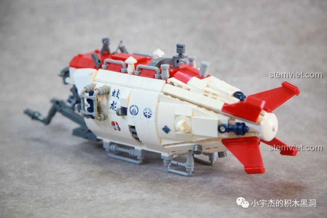 Mô hình tàu lặn Giao Long số 1 PanlosBrick 688009 hoàn thành, góc nhìn từ phía trước.