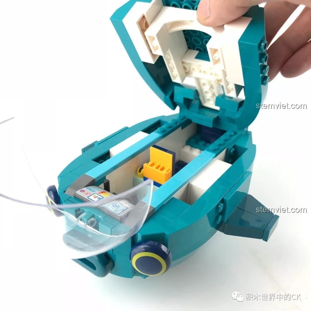 Tính năng mở khoang sau của bộ đồ chơi mô hình Tàu ngầm của Giáo sư Shellington cho trẻ em trên 6 tuổi.