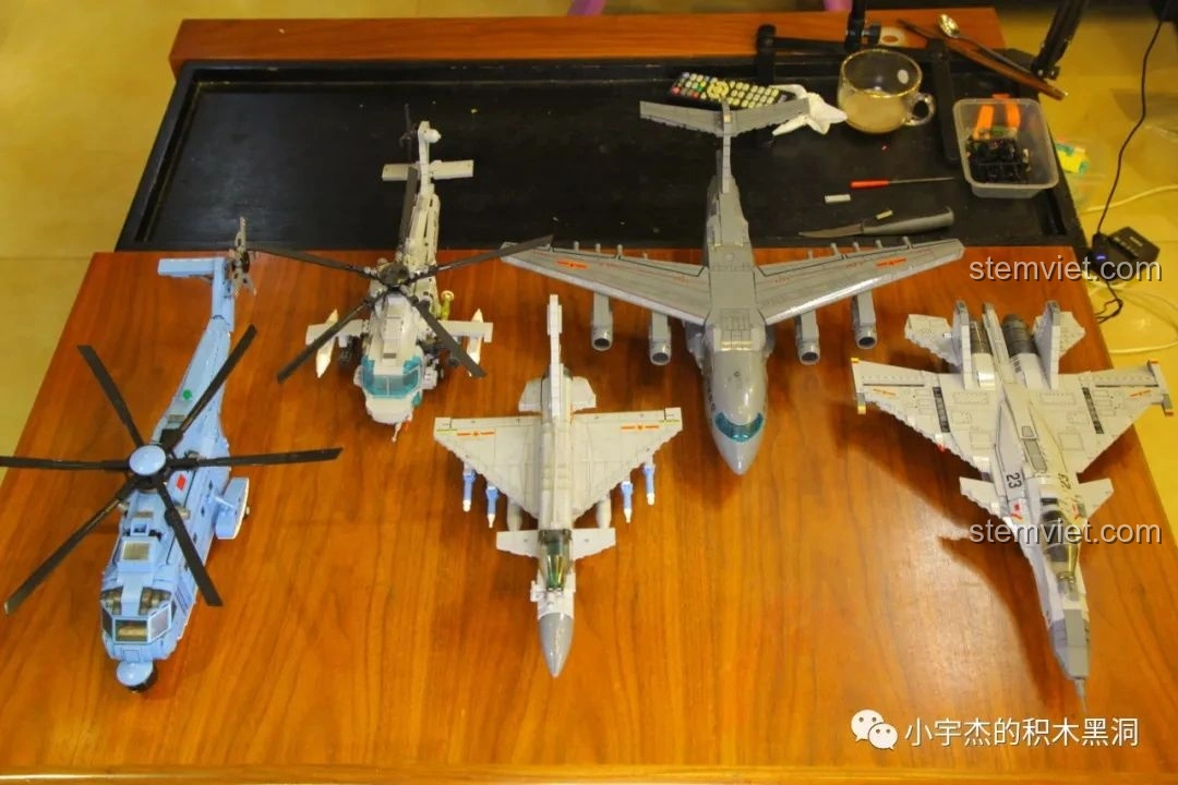 Mô hình tàu sân bay lắp ráp trong bộ sưu tập đồ chơi quân sự
